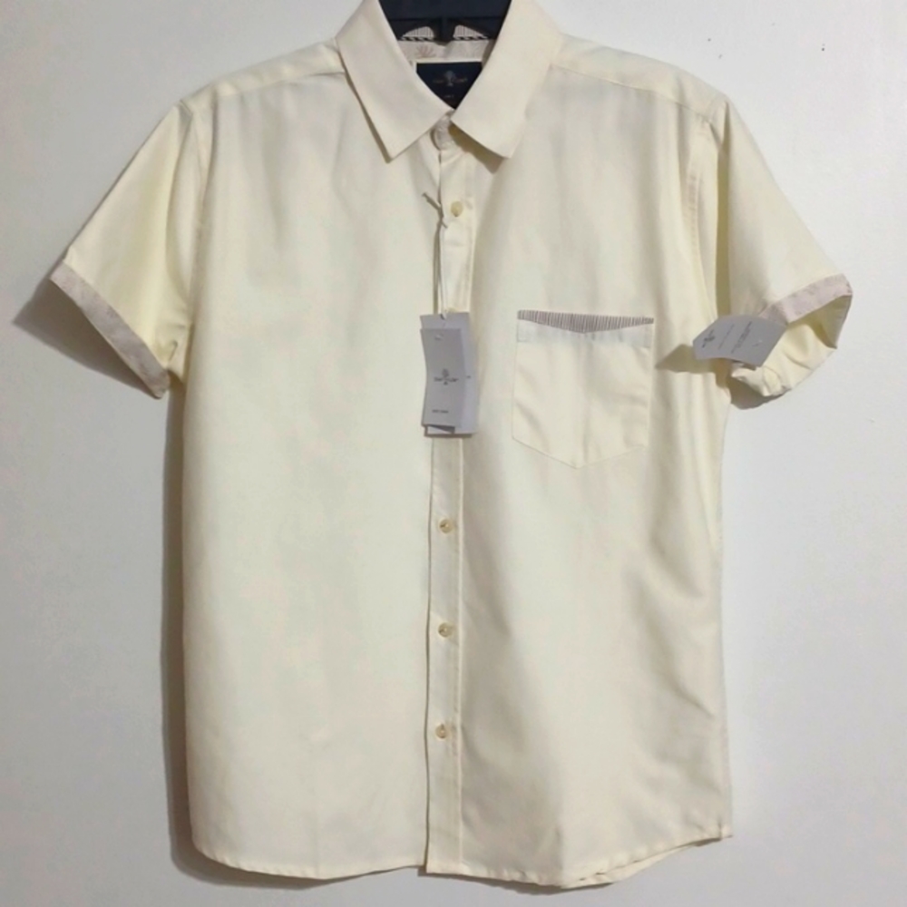 NWT - Small mens short sleeve dress shirt, front pocket. Casual Business Summer